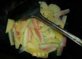 西瓜皮炒土豆片的做法步骤：7