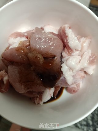 土豆丝炒肉的做法步骤：1