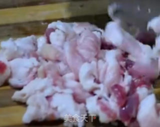莲藕炒五花肉的做法步骤：1