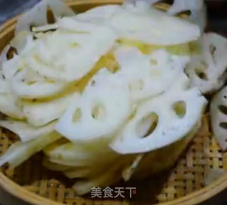 莲藕炒五花肉的做法步骤：2