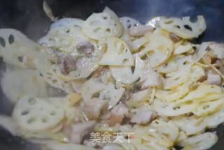 莲藕炒五花肉的做法步骤：4