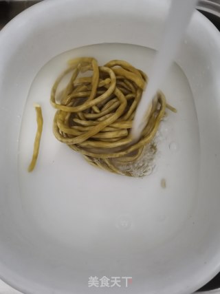 清炒酸豆角的做法步骤：2