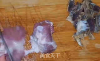 霸王花煲猪踭肉的做法步骤：1