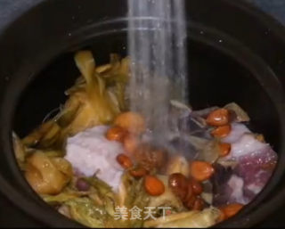 霸王花煲猪踭肉的做法步骤：3
