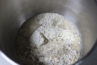 谷物面包的做法步骤：2