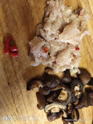 香菇烧鸡肉的做法步骤：1
