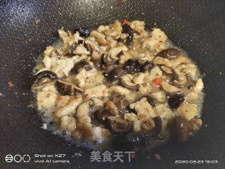 香菇烧鸡肉的做法步骤：3