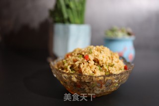 牛肉蒜薹炒饭的做法步骤：1