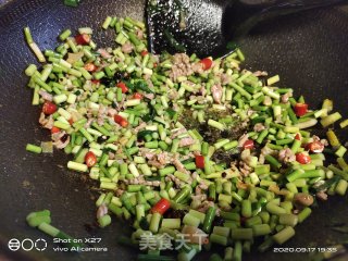 牛肉蒜薹炒饭的做法步骤：3
