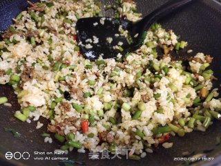 牛肉蒜薹炒饭的做法步骤：6