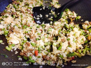 牛肉蒜薹炒饭的做法步骤：7