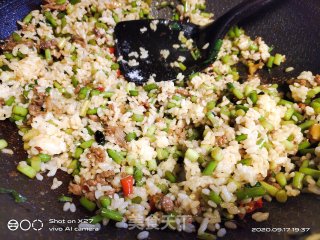 牛肉蒜薹炒饭的做法步骤：8