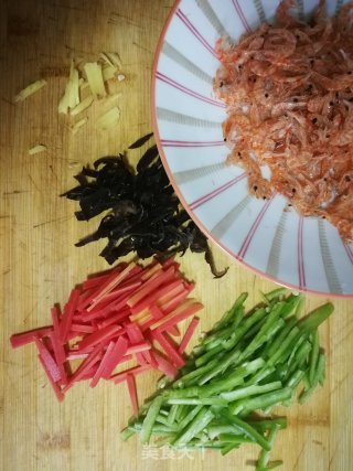 早餐小食-木耳小红虾干的做法步骤：1
