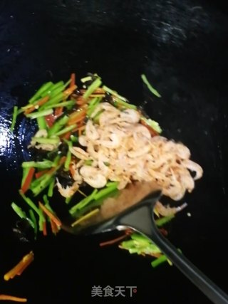 早餐小食-木耳小红虾干的做法步骤：3