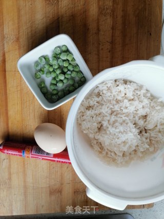 香肠炒饭的做法步骤：1