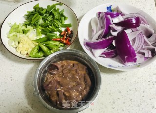 洋葱炒猪肝的做法步骤：2