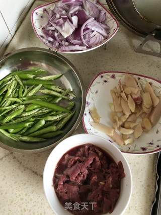洋葱炒牛肉的做法步骤：1