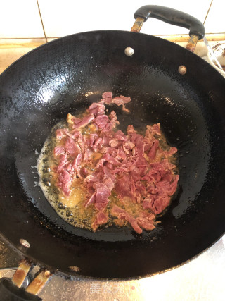 洋葱炒牛肉的做法步骤：2
