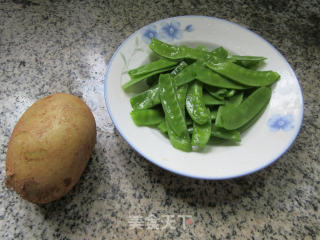 荷兰豆炒土豆片的做法步骤：1