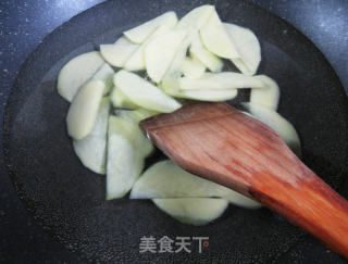 荷兰豆炒土豆片的做法步骤：4