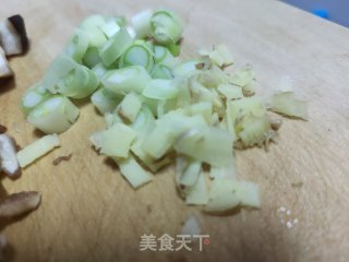 香菇肉丁炸酱面的做法步骤：3