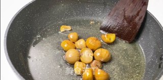 板栗烧鸡丨秋食板栗健胃补肾的做法步骤：3