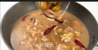板栗烧鸡丨秋食板栗健胃补肾的做法步骤：9