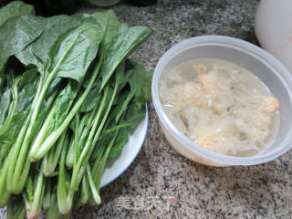 银耳炒菠菜的做法步骤：1