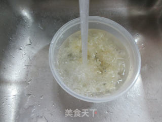 银耳炒菠菜的做法步骤：2