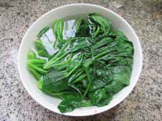 银耳炒菠菜的做法步骤：4