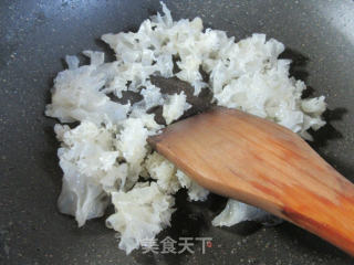 银耳炒菠菜的做法步骤：6