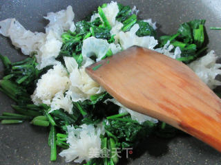银耳炒菠菜的做法步骤：7