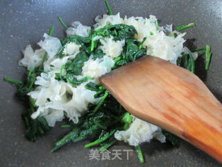 银耳炒菠菜的做法步骤：10