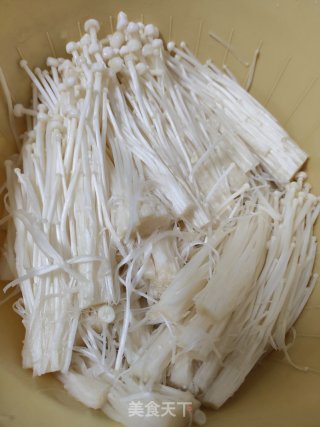 豆酱蒸鲈鱼的做法步骤：2