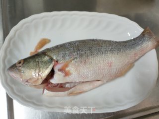 豆酱蒸鲈鱼的做法步骤：3
