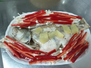 豆酱蒸鲈鱼的做法步骤：7