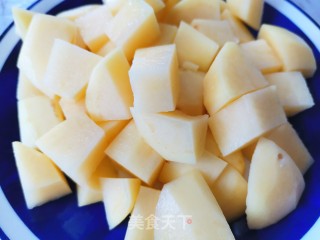 火麻酱香鸡胸烧土豆的做法步骤：2