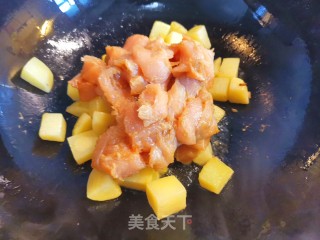火麻酱香鸡胸烧土豆的做法步骤：6