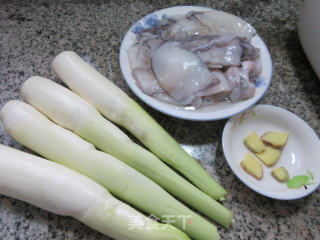 乌贼烧茭白的做法步骤：1