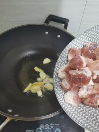 土豆烧肉的做法步骤：2