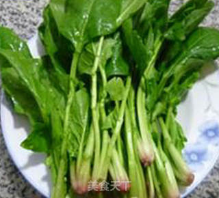 香菇鸡肉丸菠菜汤的做法步骤：1
