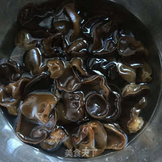 蒜香洋葱拌木耳的做法步骤：1