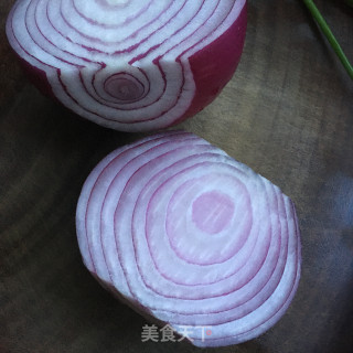 蒜香洋葱拌木耳的做法步骤：2