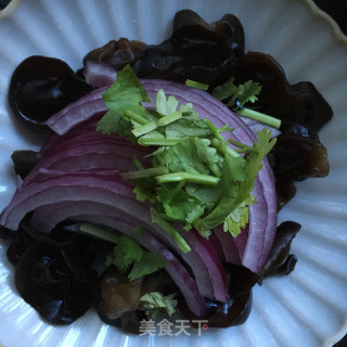 蒜香洋葱拌木耳的做法步骤：5