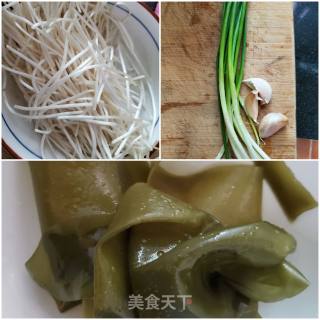 海带丝炒绿豆芽的做法步骤：1