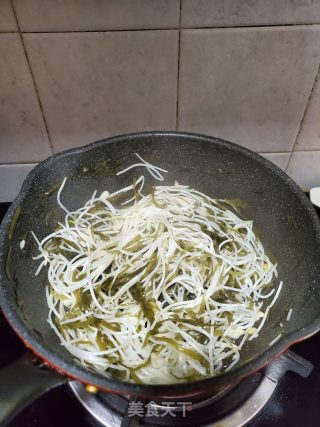 海带丝炒绿豆芽的做法步骤：7