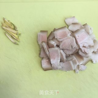 五花肉炒白菜帮的做法步骤：1