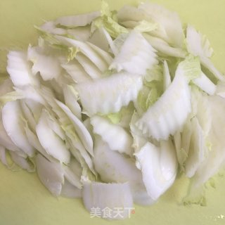 五花肉炒白菜帮的做法步骤：2