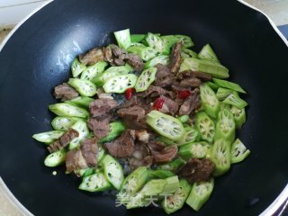 秋葵炒牛肉的做法步骤：4