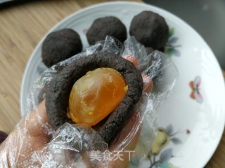 广式蛋黄豆沙月饼的做法步骤：7